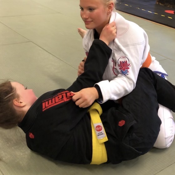 Ungdomar tränar Brasiliansk Jiu-Jitsu på mattan hos STHLM SHOOT i Bromma