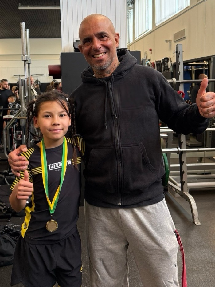 Kader, huvudtränare grappling 14+, tillsammans med en av föreningens EM-mästare — STHLM SHOOT i Bromma