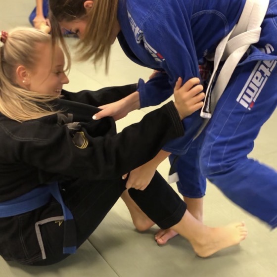Tjejer tränar Brasiliansk Jiu-Jitsu hos STHLM SHOOT i Bromma