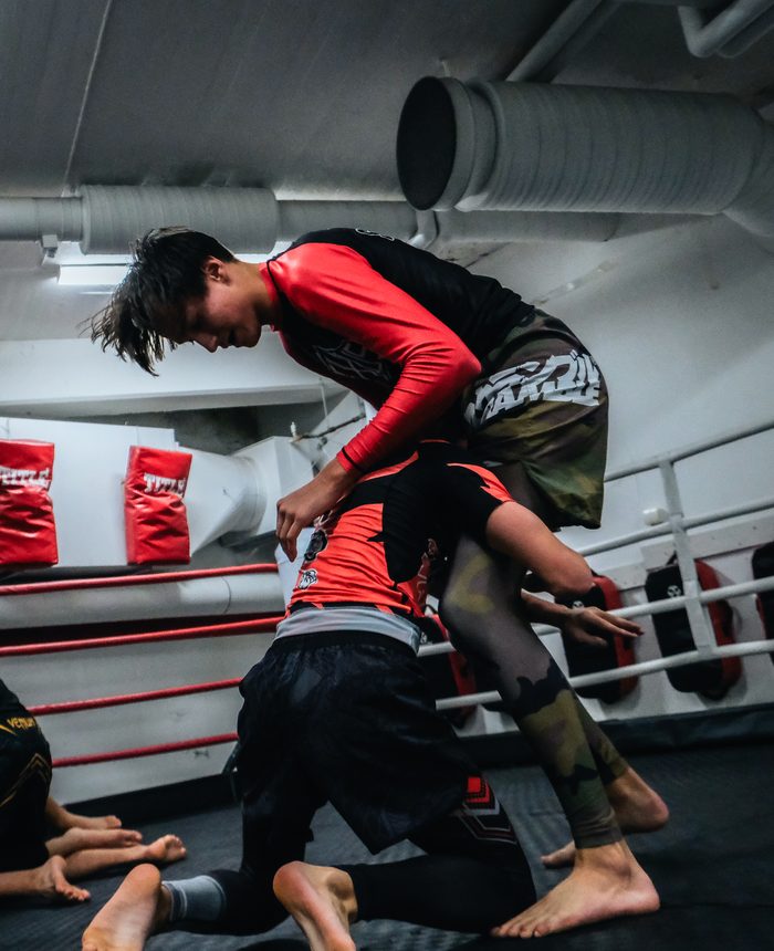 Ungdomar tränar grappling i ringen hos STHLM SHOOT i Bromma